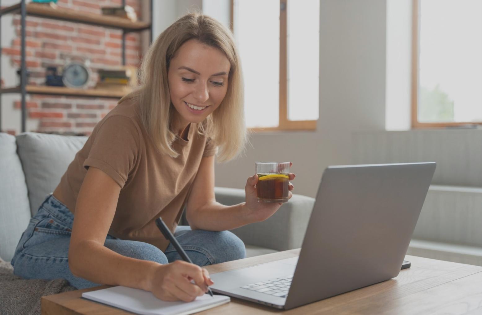 Espace de travail avec matériel pédagogique